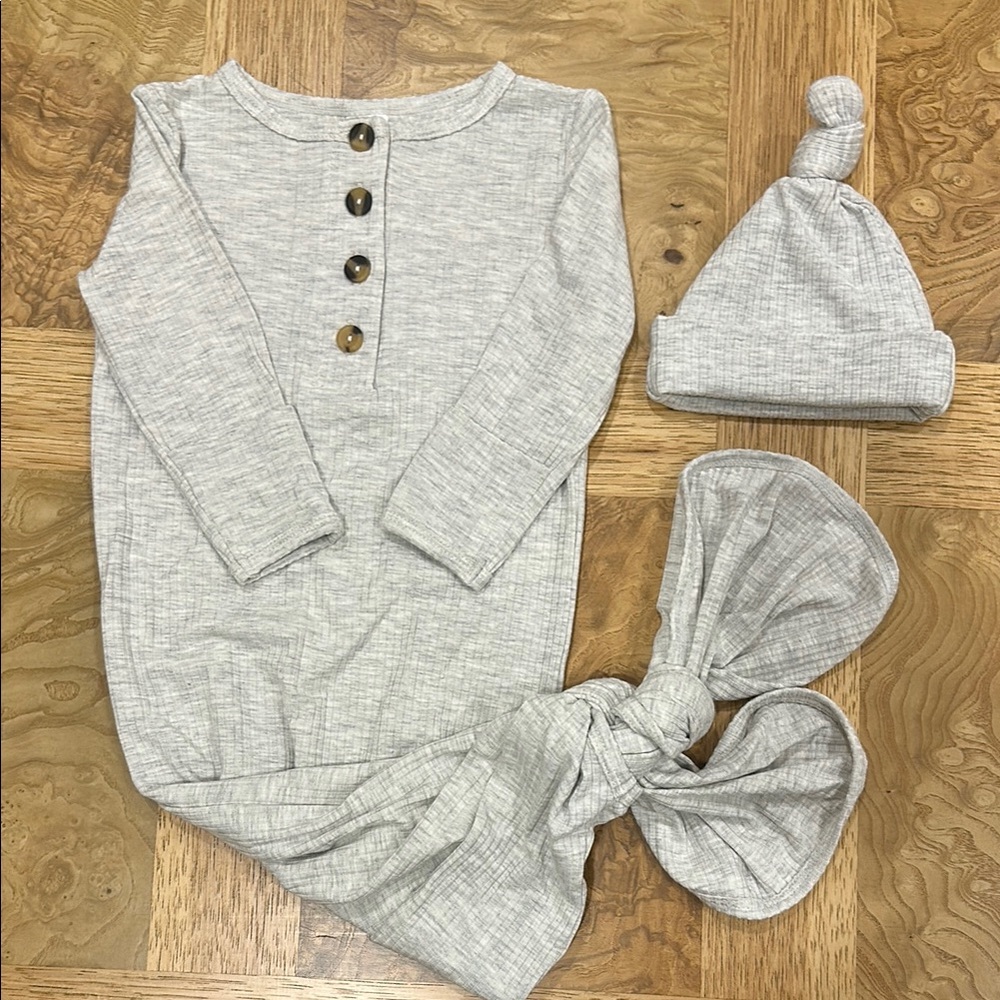 Lou Lou Light Gray Buttoned Baby Gown and Hat Set 3-6m